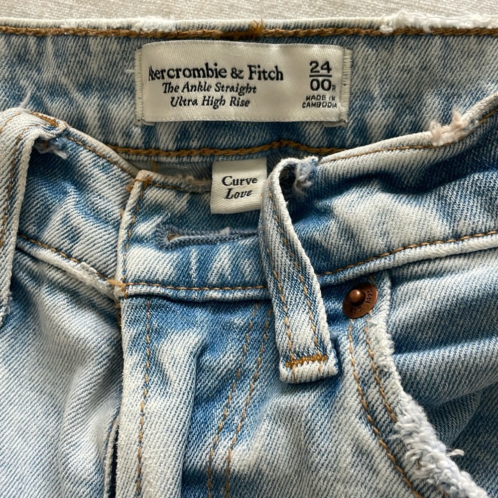 Abercrombie ankle straight ultra high rise jean. Distressed jean. Curve love